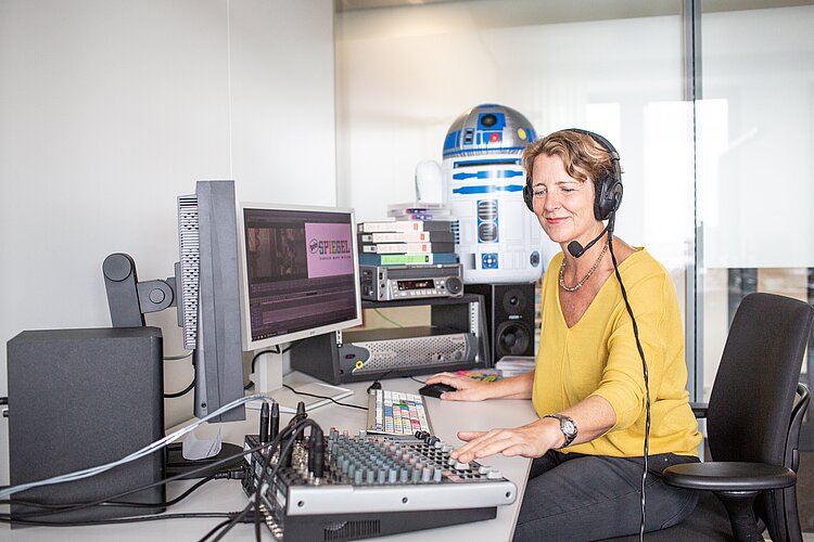 Videoredakteurin im Multimediaressort
