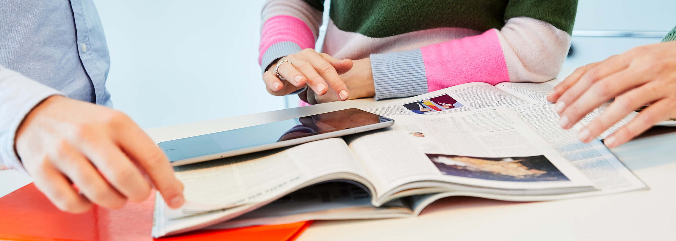 Hände blättern im SPIEGEL