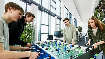 Personen spielen Tischfußball