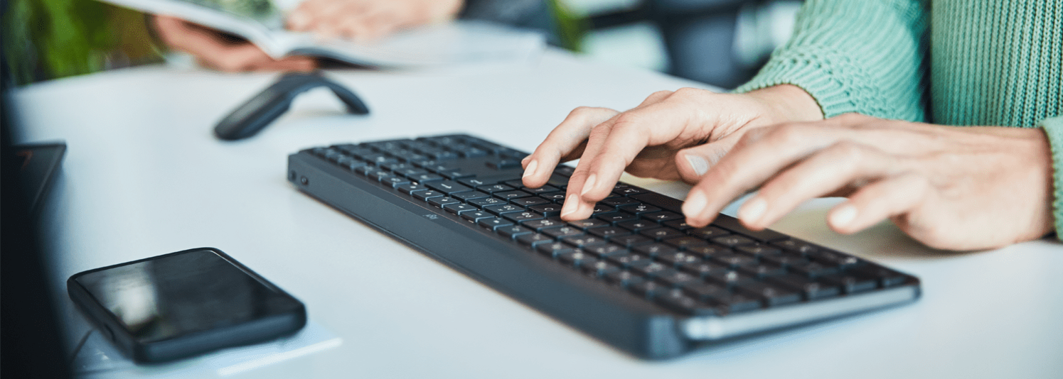 Hände tippen auf Tastatur