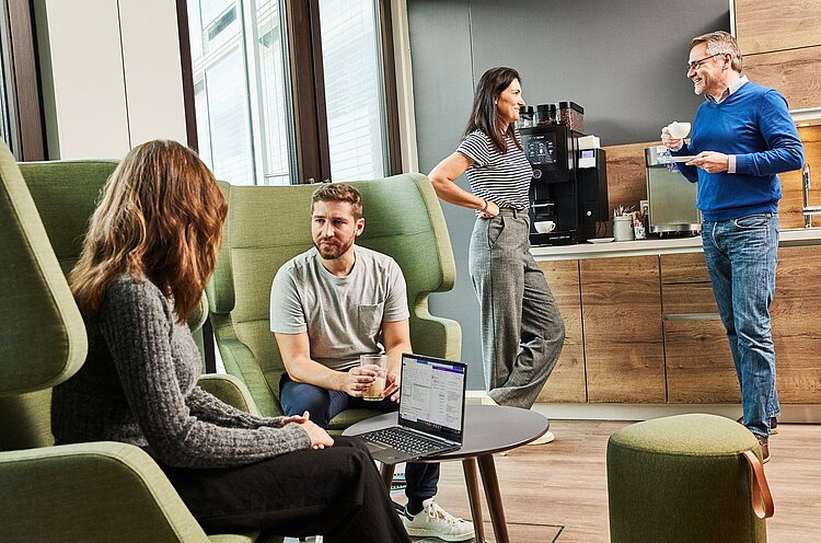 SPIEGEL-Mitarbeitende in Kaffeeküche