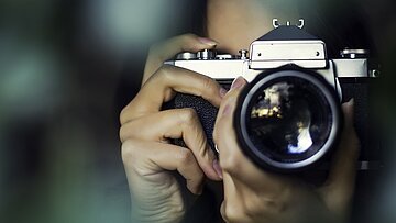 Mensch beim Fotografieren