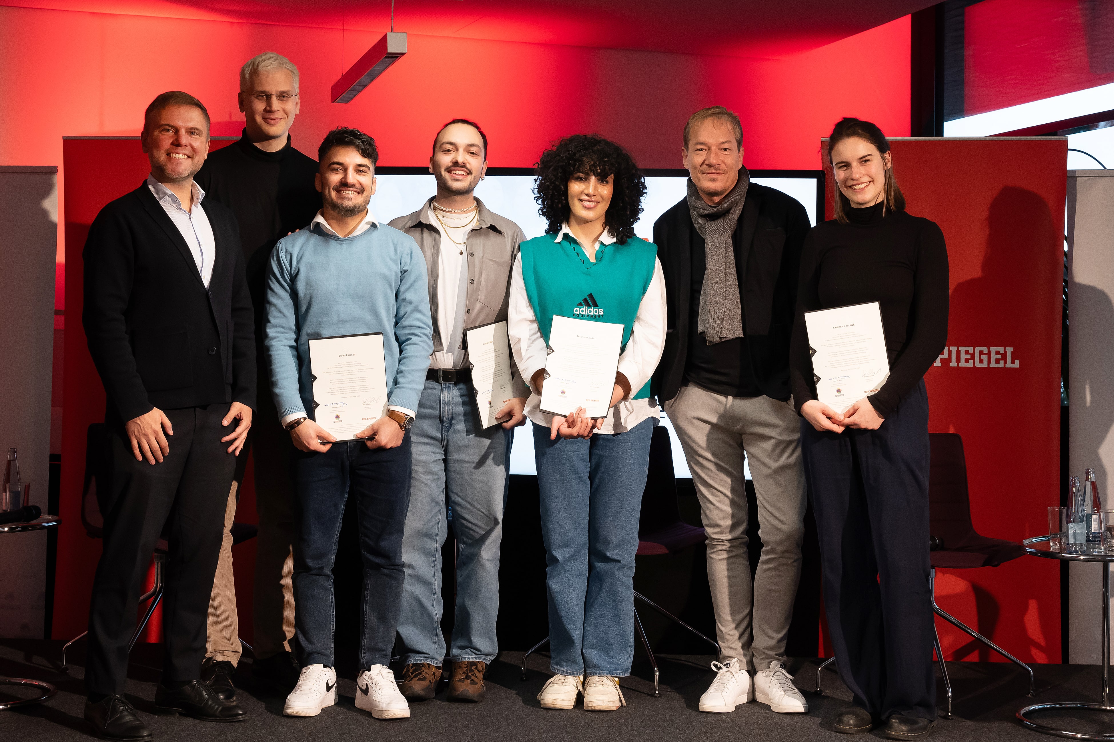 Mikolaj Ciechanowicz, Geschäftsführer der Deutschlandstiftung Integration, Daniel Sagradov, Mentee, Ziyad Farman, Mentee, Mertcan Usluer, Mentee, Tessniem Kadiri, Mentee, Thorsten Dörting, stellvertretender Chefredakteur des SPIEGEL, Karolina Benedyk, Mentee